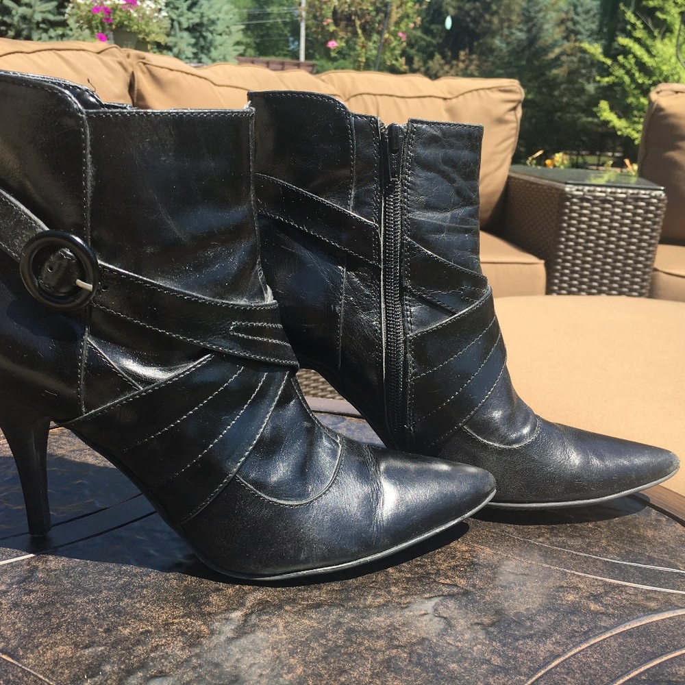 Black Ankle Booties w/Pointed Toe Size 8